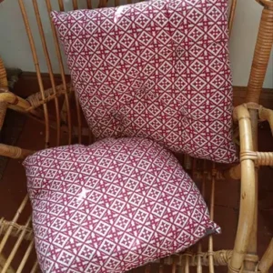 Coussin à motif rouge et beige