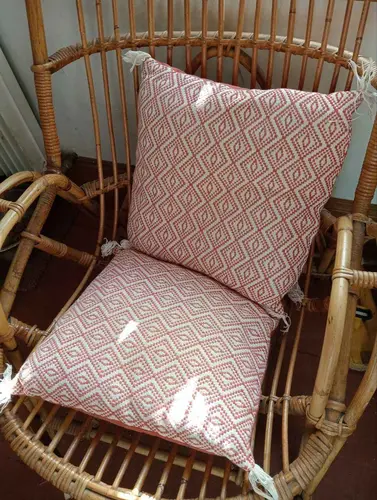 Coussin à motifs orange et beige