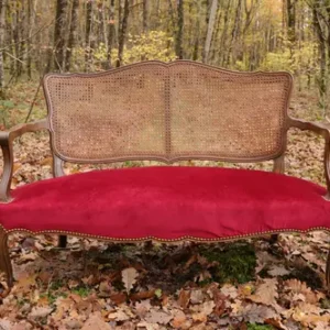 Banquette rotin et velour rouge