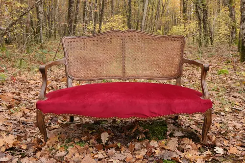 Banquette rotin et velour rouge