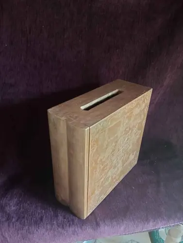 Urne en bois doré