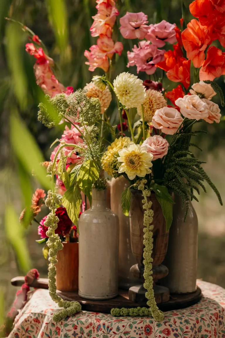 Vase en grès et en bois pour location et décoration événementielle sur mesure. Scénographie de mariage, anniversaire, événement.