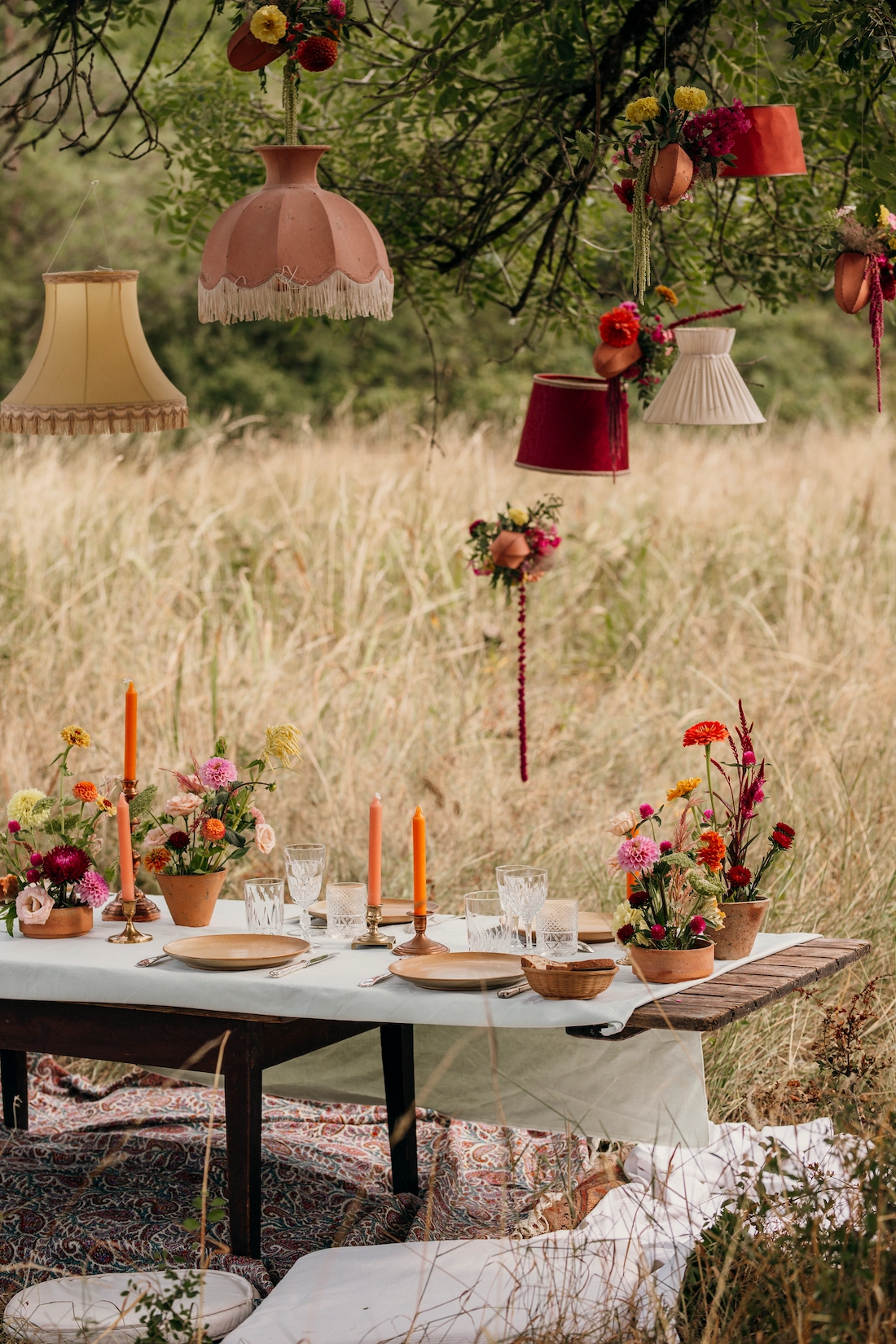Location de décoration, coussins, tables, assiettes et abats jours. Décor original sur mesure pour votre maraige.