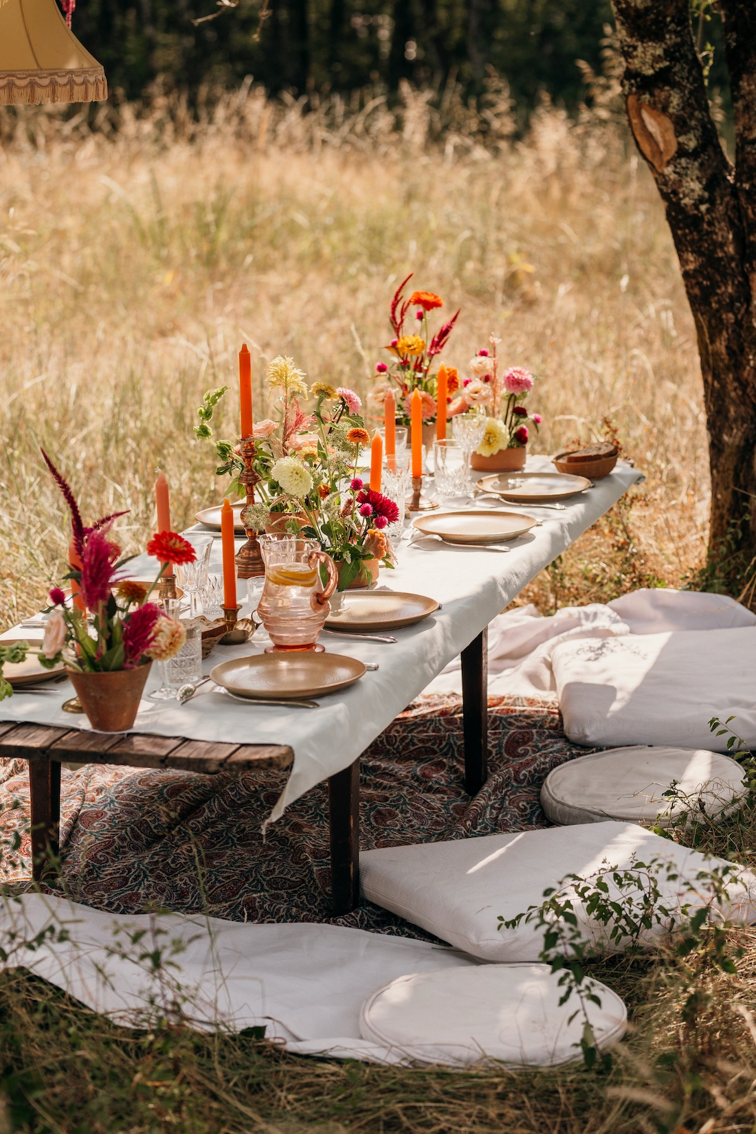 Table décorée sur mesure sur le thème de l'été, pique nique à la campagne.